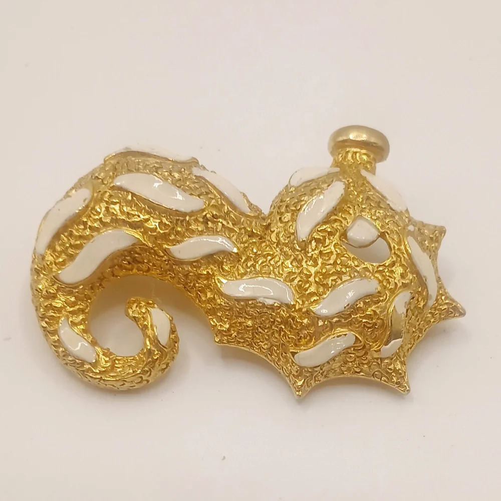 Unsigned Gold Tone Seahorse Brooch 1.5" - Picture 5 of 6